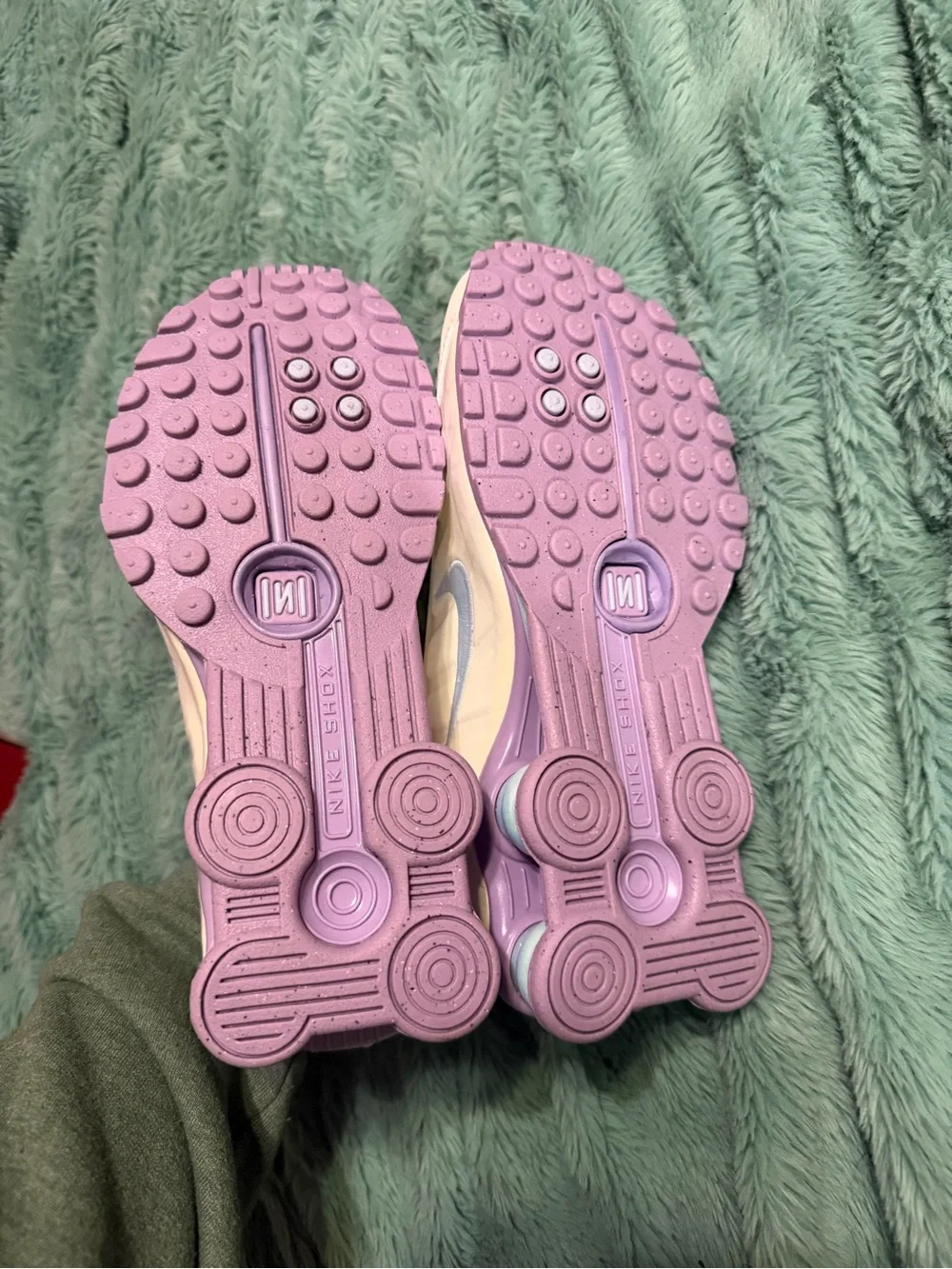 Nike Women's White and Light Purple Shox Athletic Sneakers 4Y or 5.5W